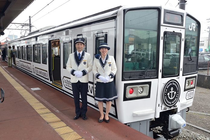 Bag Train  to the Seto Inland Sea Started operation on the Okayama Uno Line On April 7, JR West unveiled to the press the sightseeing train  La Malle de Bois,  which will operate between Okayama and Uno on the Uno Line from April 9. The name of the train is French for  wooden travel bag,  and the window frames are designed to look like a bag.