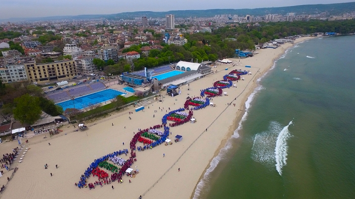 DNA double helix in human letters World record set in Bulgaria The largest human DNA helix for Guinness World Record get 4,000 participants and is organized by Medical University  Bulgaria , on the South beach in the Black sea town of Varna, Saturday, April, 23, 2016. Thousands of people are arranged to form the shape of the double stranded structure for The largest human DNA helix. The current Guinness World Record title belongs to Turkey, as the DNA helix was formed by 3,034 people in Ankara in 2013.  Photo by: Petar Petrov  Impact Press Group 