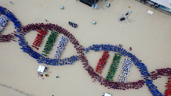 DNA double helix in human letters World record set in Bulgaria The largest human DNA helix for Guinness World Record get 4,000 participants and is organized by Medical University  Bulgaria , on the South beach in the Black sea town of Varna, Saturday, April, 23, 2016. Thousands of people are arranged to form the shape of the double stranded structure for The largest human DNA helix. The current Guinness World Record title belongs to Turkey, as the DNA helix was formed by 3,034 people in Ankara in 2013.  Photo by: Petar Petrov  Impact Press Group 