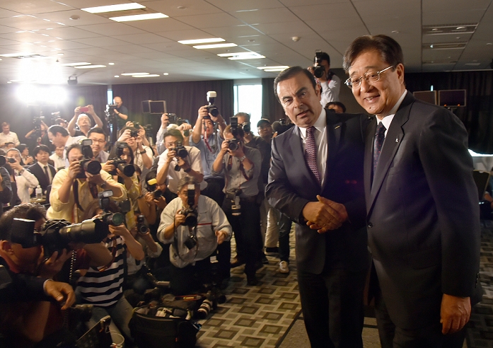 Mitsubishi Motors to become part of Nissan Top executives of both companies hold joint press conference May 12, 2016, Yokohama, Japan   Chairmen Carlos Ghosn, left, of Nissan Motor, and Osamu Masuko of Mitsubishi Motors shake hands at the conclusion of their Ghosn announced that Nissan will pay 2.17 billion dollars for a Ghosn announced that Nissan will pay 2.17 billion dollars for a 34  stake in the scandal hit Mitsubishi, making Nissan the single largest shareholder.  Photo by Natsuki Sakai AFLO  AYF  mis 