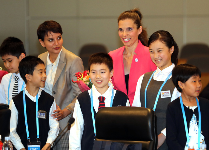 G7 Science and Technology Ministers Meeting Opening in Tsukuba City May 16, 2016, Tsukuba, Japan   Najat Vallaud Belkacem  3rd L , French Education and Research Minister and Kirsty Duncan  3rd R , Canadian Science Minister receive flower bouquets from Japanese elementary school children at the opening of the G7 Science and Technology Ministers  Meeting in Tsukuba, suburban Tokyo on Monday, May 16, 2016. G7 science and technology ministers started a two day session for the scientific challenges such as health, energy, agriculture and the environment.   Photo by Yoshio Tsunoda AFLO  LWX  ytd 