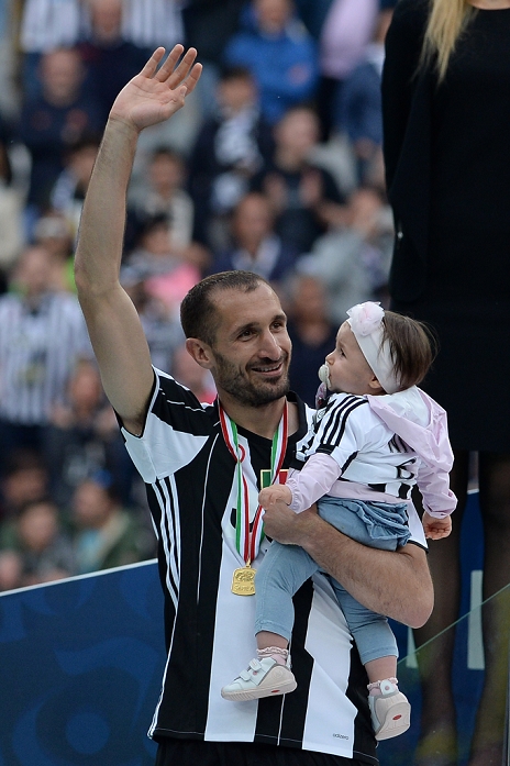 Serie A Juventus Winner Ceremony Giorgio Chiellini  Juventus , MAY 14, 2016   Football   Soccer : Giorgio Chiellini of Juventus applauds the fans with his daughter after the Italian  Serie A  match between Juventus 5 0 UC Sampdoria at Juventus Stadium in Turin, Italy.  Photo by aicfoto AFLO 