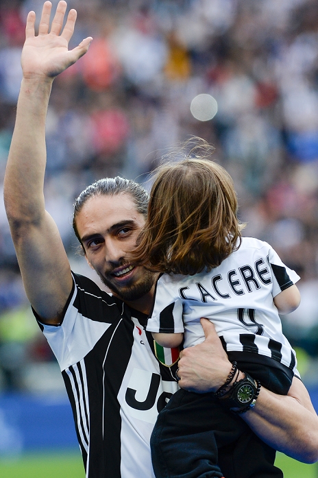 Serie A Juventus Winner Ceremony Martin Caceres  Juventus , MAY 14, 2016   Football   Soccer : Martin Caceres of Juventus applauds the fans with his child after the Italian  Serie A  match between Juventus 5 0 UC Sampdoria at Juventus Stadium in Turin, Italy.  Photo by aicfoto AFLO 