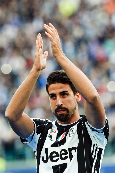 Serie A Juventus Winner Ceremony Sami Khedira  Juventus , MAY 14, 2016   Football   Soccer : Sami Khedira of Juventus applauds the fans after the Italian  Serie A  match between Juventus 5 0 UC Sampdoria at Juventus Stadium in Turin, Italy.  Photo by aicfoto AFLO 