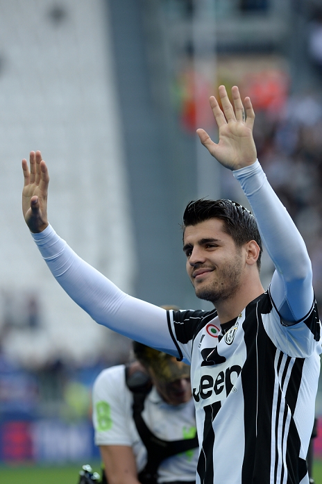 Serie A Juventus victory ceremony Alvaro Morata  Juventus , MAY 14, 2016   Football   Soccer : Alvaro Morata of Juventus applauds the fans after the Italian  Serie A  match between Juventus 5 0 UC Sampdoria at Juventus Stadium in Turin, Italy.  Photo by aicfoto AFLO 