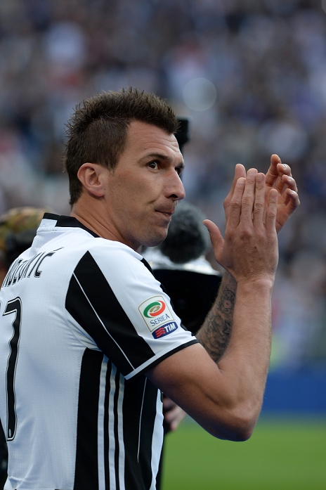 Serie A Juventus Winner Ceremony Mario Mandzukic  Juventus , MAY 14, 2016   Football   Soccer : Mario Mandzukic of Juventus applauds the fans after the Italian  Serie A  match between Juventus 5 0 UC Sampdoria at Juventus Stadium in Turin, Italy.  Photo by aicfoto AFLO 