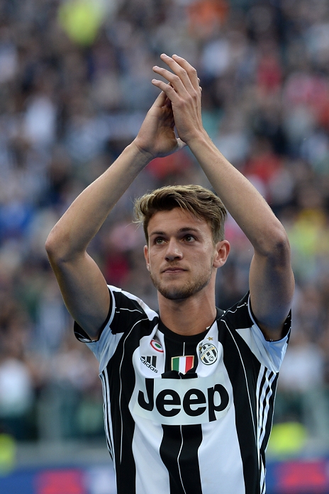 Serie A Juventus Winner Ceremony Daniele Rugani  Juventus , MAY 14, 2016   Football   Soccer : Daniele Rugani of Juventus applauds the fans after the Italian  Serie A  match between Juventus 5 0 UC Sampdoria at Juventus Stadium in Turin, Italy.  Photo by aicfoto AFLO 