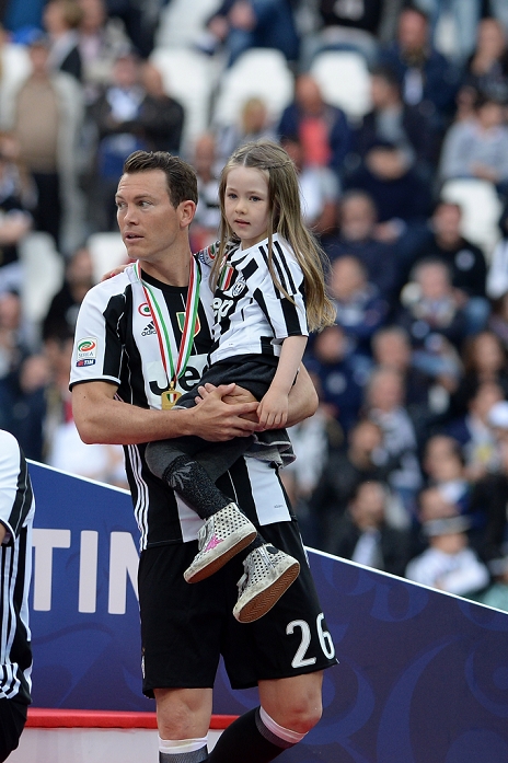Serie A Juventus Winner Ceremony Stephan Lichtsteiner  Juventus , MAY 14, 2016   Football   Soccer : Stephan Lichtsteiner of Juventus with his daughter after the Italian  Serie A  match between Juventus 5 0 UC Sampdoria at Juventus Stadium in Turin, Italy.  Photo by aicfoto AFLO 