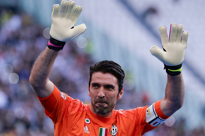 Serie A Juventus Winner Ceremony Gianluigi Buffon  Juventus , MAY 14, 2016   Football   Soccer : Gianluigi Buffon of Juventus applauds the fans after the Italian  Serie A  match between Juventus 5 0 UC Sampdoria at Juventus Stadium in Turin, Italy.  Photo by aicfoto AFLO 