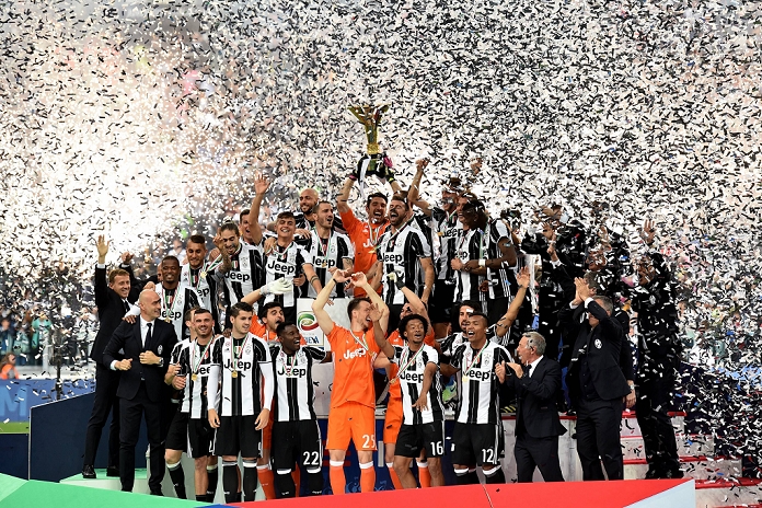 Serie A Juventus Winner Ceremony Juventus team group, MAY 14, 2016   Football   Soccer : Gianluigi Buffon of Juventus celebrates their league title with the trophy after the Italian  Serie A  match between Juventus 5 0 UC Sampdoria at Juventus Stadium in Turin, Italy.  Photo by AFLO 