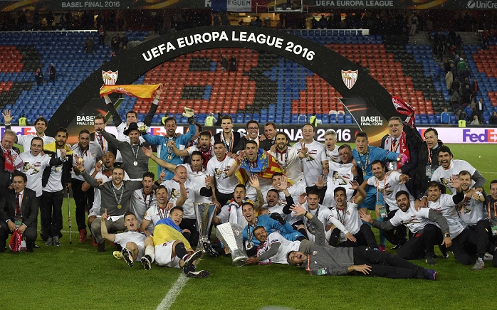 UEFA Europa League Sevilla 3 consecutive championships Sevilla team group, MAY 18, 2016   Football   Soccer : Sevilla players celebrate with the trophy after winning the UEFA Europa League Final match between Liverpool 1 3 Sevilla FC at St. Jakob Park in Basel, Switzerland.  Photo by AFLO 