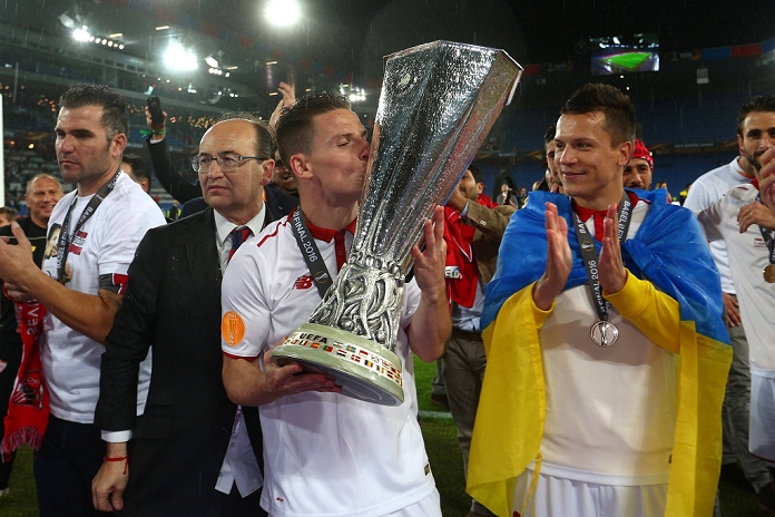 UEFA Europa League Sevilla 3 consecutive championships Kevin Gameiro  Sevilla , MAY 18, 2016   Football   Soccer : Kevin Gameiro of Sevilla celebrates with the trophy after winning the UEFA Europa League Final match between Liverpool 1 3 Sevilla FC at St. Jakob Park in Basel, Switzerland.  Photo by AFLO 