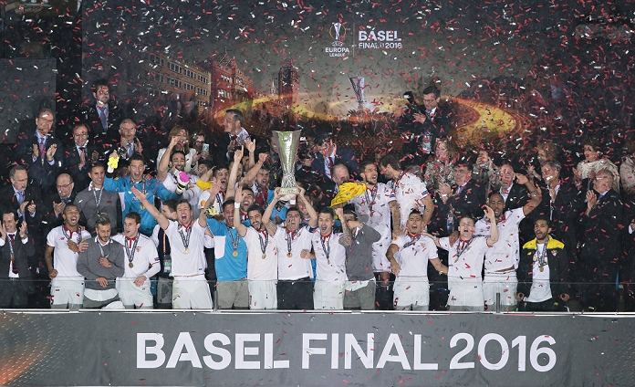 UEFA Europa League Sevilla 3 consecutive championships Sevilla team group, MAY 18, 2016   Football   Soccer : Sevilla players celebrate with the trophy after winning the UEFA Europa League Final match between Liverpool 1 3 Sevilla FC at St. Jakob Park in Basel, Switzerland.  Photo by AFLO 