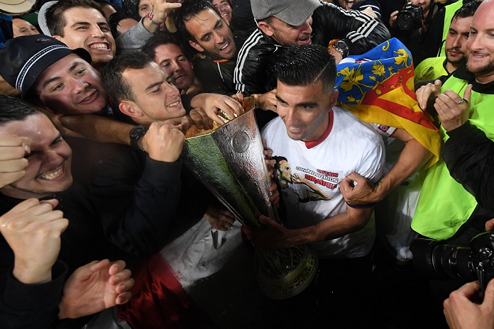 UEFA Europa League Sevilla 3 consecutive championships Jose Antonio Reyes  Sevilla , MAY 18, 2016   Football   Soccer : Jose Antonio Reyes of Sevilla celebrates with the trophy and fans after winning the UEFA Europa League Final match between Liverpool 1 3 Sevilla FC at St. Jakob Park in Basel, Switzerland.  Photo by AFLO 