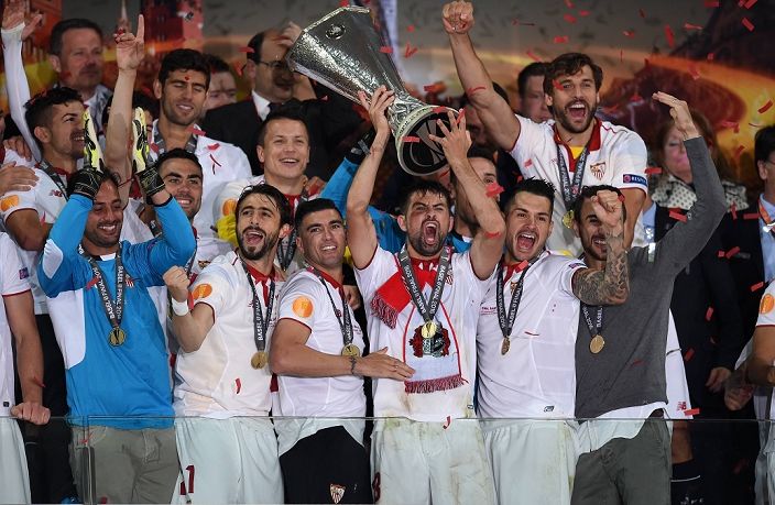 UEFA Europa League Sevilla 3 consecutive championships Sevilla team group, MAY 18, 2016   Football   Soccer : Coke of Sevilla celebrates with the trophy after winning the UEFA Europa League Final match between Liverpool 1 3 Sevilla FC at St. Jakob Park in Basel, Switzerland.  Photo by AFLO 