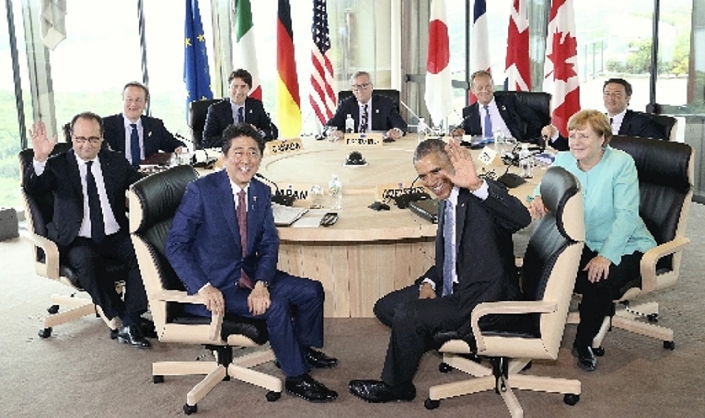 G7 Ise Shima Summit Discussion on global economy and other issues on the first day Prime Minister Abe  front left , U.S. President Barack Obama  right  and  clockwise from far left  French President Francois Hollande, British Prime Minister David Cameron, Canadian Prime Minister Trudeau, European Commission President Juncker, European Council President Tusk, Italian Prime Minister Renzi, and German President Merkel at the G7 Summit Working Session. German Chancellor  at 4:04 p.m. on April 26 in Shima City, Mie Prefecture   photo by Koichi Nakamura.
