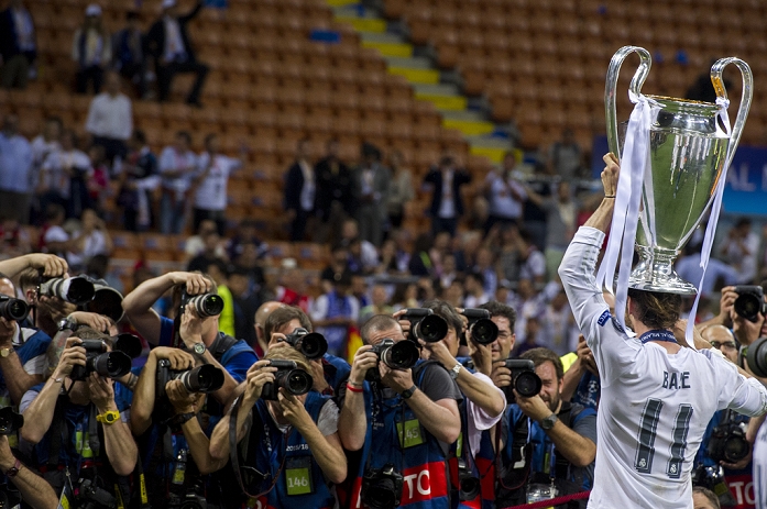 UEFA Champions League Final Real wins 11th title in two years Gareth Bale  Real , MAY 28, 2016   Football   Soccer : Gareth Bale of Real Madrid celebrates with the trophy after winning the penalty shoot out during the UEFA Champions League final match between Real Madrid 1 5 3 1 Atletico de Madrid at Stadio Giuseppe Meazza San Siro in Milan, Italy.  Photo by aicfoto AFLO 