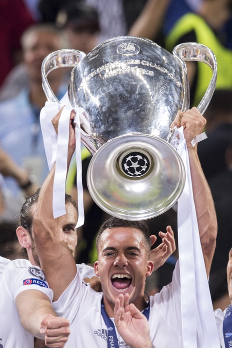 UEFA Champions League Final Real wins 11th title in two years Lucas Vazquez  Real , MAY 28, 2016   Football   Soccer : Lucas Vazquez of Real Madrid holds up the trophy after winning the penalty shoot out during the UEFA Champions League final match between Real Madrid 1 5 3 1 Atletico de Madrid at Stadio Giuseppe Meazza San Siro in Milan, Italy.  Photo by aicfoto AFLO 