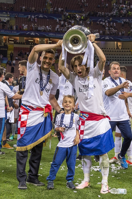 UEFA Champions League Final Real wins 11th title in two years  L R  Mateo Kovacic, Luka Modric  Real , MAY 28, 2016   Football   Soccer : Mateo Kovacic and Luka Modric of Real Madrid celebrate with the trophy after winning the penalty shoot out during the UEFA Champions League final match between Real Madrid 1 5 3 1 Atletico de Madrid at Stadio Giuseppe Meazza San Siro in Milan, Italy.  Photo by aicfoto AFLO 