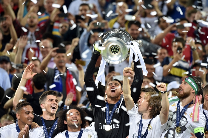 UEFA Champions League Final Real wins 11th title in two years Keylor Navas  Real , MAY 28, 2016   Football   Soccer : Keylor Navas of Real Madrid holds up the trophy after winning the penalty shoot out during the UEFA Champions League final match between Real Madrid 1 5 3 1 Atletico de Madrid at Stadio Giuseppe Meazza San Siro in Milan, Italy.  Photo by aicfoto AFLO 