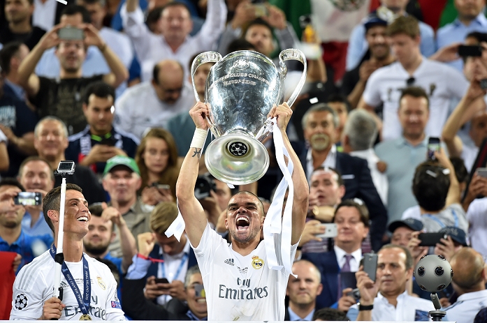 UEFA Champions League Final Real wins 11th title in two years Pepe  Real , MAY 28, 2016   Football   Soccer : Pepe of Real Madrid holds up the trophy after winning the penalty shoot out during the UEFA Champions League final match between Real Madrid 1 5 3 1 Atletico de Madrid at Stadio Giuseppe Meazza San Siro in Milan, Italy.  Photo by aicfoto AFLO 