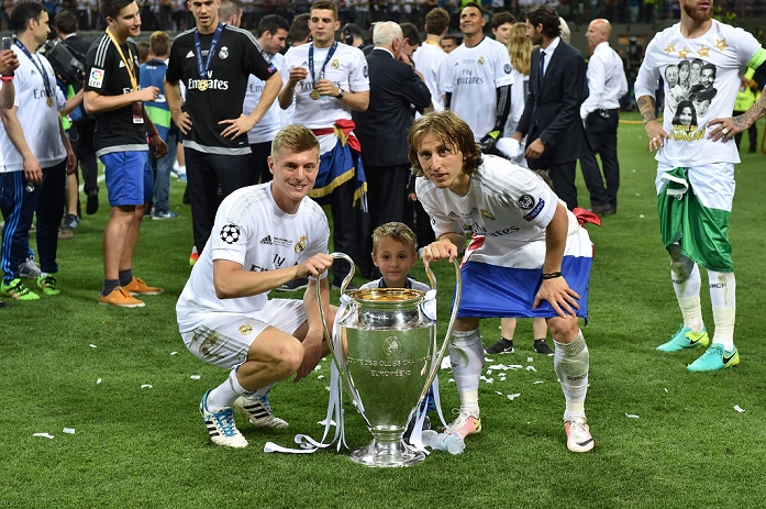 UEFA Champions League Final Real wins 11th title in two years  L R  Toni Kroos, Luka Modric  Real , MAY 28, 2016   Football   Soccer : Toni Kroos and Luka Modric of Real Madrid celebrate with the trophy after winning the penalty shoot out during the UEFA Champions League final match between Real Madrid 1 5 3 1 Atletico de Madrid at Stadio Giuseppe Meazza San Siro in Milan, Italy.  Photo by aicfoto AFLO 