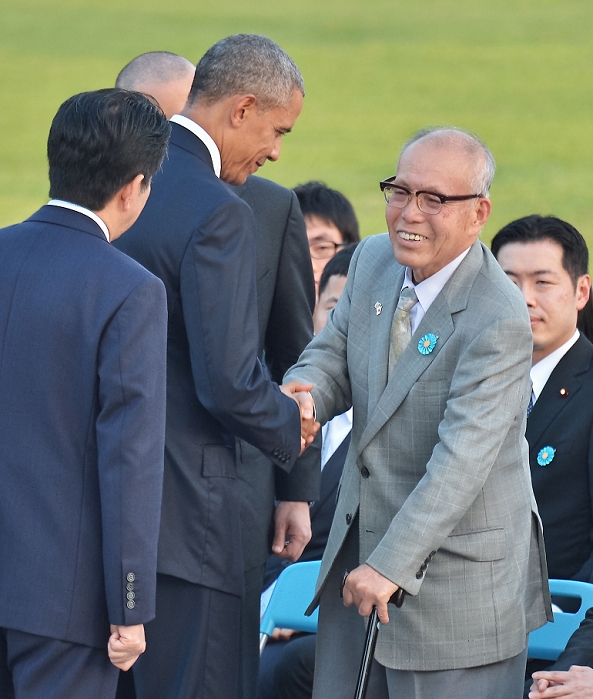 President Obama Visits Hiroshima First sitting President to visit Hiroshima May 27, 2016, Hiroshima, Japan : U.S. President Barack Obama C  greets with atomic bomb survivor Shigeaki Mori after his deliver a speech at Hiroshima Peace Memorial Park in Hiroshima, Japan, on May 27, 2016.  Photo by AFLO 