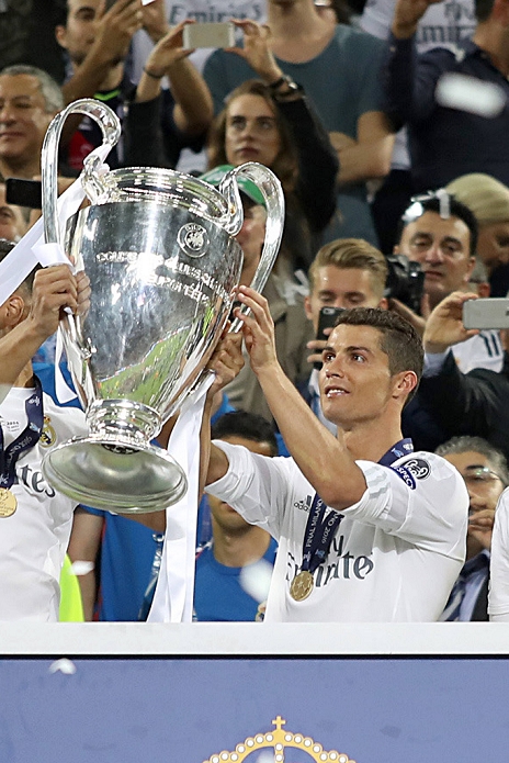 UEFA Champions League Real wins 11th championship in two years Cristiano Ronaldo  Real , MAY 28, 2016   Football   Soccer : Cristiano Ronaldo of Rael Madrid celebrates with the trophy after winning the UEFA Champions League final match between Real Madrid 1 5 3 1 Atletico de Madrid at Stadio Giuseppe Meazza in Milan, Italy.  Photo by AFLO 