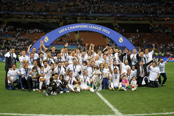 UEFA Champions League Real wins 11th championship in two years Rael Madrid team group, MAY 28, 2016   Football   Soccer : Rael Madrid players celebrate with the trophy after winning the UEFA Champions League final match between Real Madrid 1 5 3 1 Atletico de Madrid at Stadio Giuseppe Meazza in Milan, Italy.  Photo by AFLO 