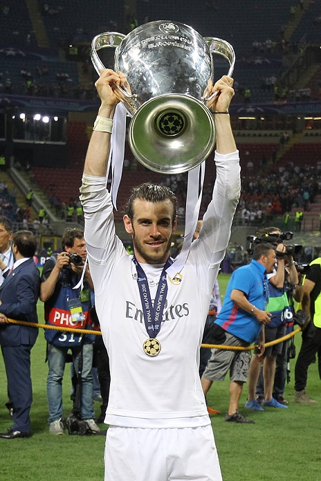 UEFA Champions League Real wins 11th championship in two years Gareth Bale  Real , MAY 28, 2016   Football   Soccer : Gareth Bale of Rael Madrid celebrates with the trophy after winning the UEFA Champions League final match between Real Madrid 1 5 3 1 Atletico de Madrid at Stadio Giuseppe Meazza in Milan, Italy.  Photo by AFLO 