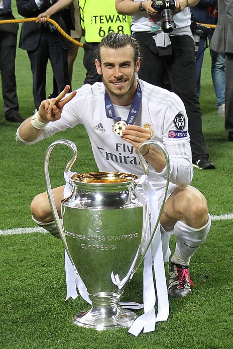 UEFA Champions League Real wins 11th championship in two years Gareth Bale  Real , MAY 28, 2016   Football   Soccer : Gareth Bale of Rael Madrid celebrates with the trophy after winning the UEFA Champions League final match between Real Madrid 1 5 3 1 Atletico de Madrid at Stadio Giuseppe Meazza in Milan, Italy.  Photo by AFLO 