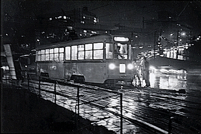 Metropolitan Electric Railway  September 30, 1963  A streetcar bound for Shibuya Station running through Akasaka mitsuke at night, September 30, 1963  Photo by Kingendai Photo Library AFLO 