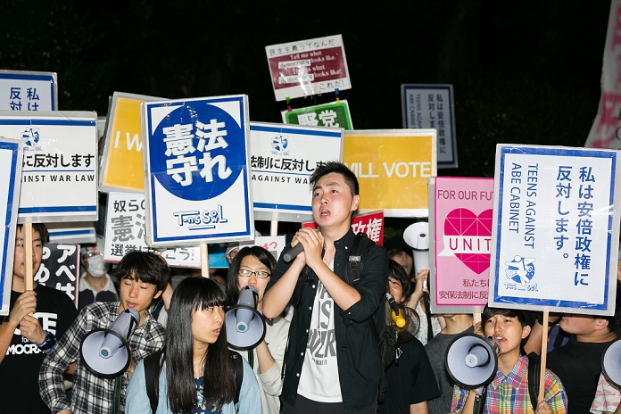 High School Students Protest in Front of the Diet Calling for the Abe administration to step down Members of T ns SOWL hold placards to encourage young people to vote in the summer s House of Councillors elections outside the Parliament building on June 10, 2016, Tokyo, Japan. The Teens Stand up to Oppose War Law  T ns SOWL  is a voluntary activist group of high school students whose goals are to protect democracy and pacifism in Japan. This year s House of Councillors elections is the first time that 18 and 19 year old can vote, and demonstration organizers claimed that 1500 attended the event.  Photo by Rodrigo Reyes Marin AFLO 