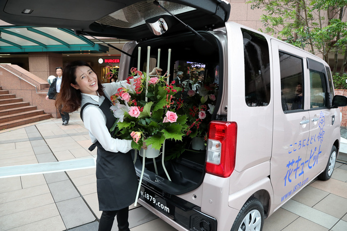 Daihatsu s New Light Commercial Vehicle Press Conference in Tokyo June 13, 2016, Tokyo, Japan   A florist demonstrates to laod a flower basket onto a raggage room as Japanese automaker Daihatsu unveils the new commercial vehicle  Hijet Caddie  in Tokyo on Monday, June 13, 2016. The new small van is equipped with a 550cc engine and designed for female and senior users.    Photo by Yoshio Tsunoda AFLO  LWX  ytd 