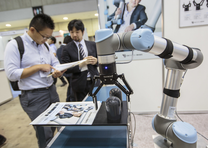 Smart Community 2016 Introducing next generation technologies and infrastructure Tokyo, Japan, June 17, 2016   A Robotiq adaptive robot gripper demonstrates picking up a plastic cylinder during the Smart Community Japan 2016 in Tokyo on Friday, June 17, 2016. The Smart Community Japan expo showcases the latest technology related to new generation energy, reforms in the energy market, biomass, plant factory and smart agriculture and renewable energy.  Photo by AFLO 