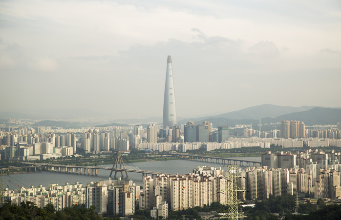 Lotte World Tower No. 2 Construction is progressing toward completion. Lotte World Tower, Jun 26, 2016 : The 123 story Lotte World Tower is seen in Seoul, South Korea in this picture take June 24, 2016. According to local media, building the tower had been opposed by South Korea s air force from the early 1990s to late 2000s, which insisted that the tower would hinder military aircrafts  movement from the Seoul Military Airport nearby the tower but the administration of former South Korean President Lee Myung Bak approved the project in 2009, with Lotte Group bearing charges to turn the angle of the Seoul Airport s eastern runway by 3 degrees, so that aircraft flight paths would be moved away from the tower. The tallest tower in South Korea will be completed this year. The Lotte Group is recently under prosecution investigation for alleged slush funds and embezzlement, local media reported.  Photo by Lee Jae Won AFLO   SOUTH KOREA 