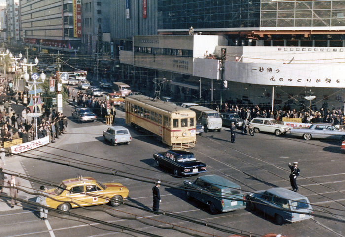 Metropolitan Electric Railway  December 9, 1967  Ginza on the last day of operation. The streetcars were crowded all day until late at night with people who wanted to leave them behind.  Photo by Kingendai Photo Library AFLO 
