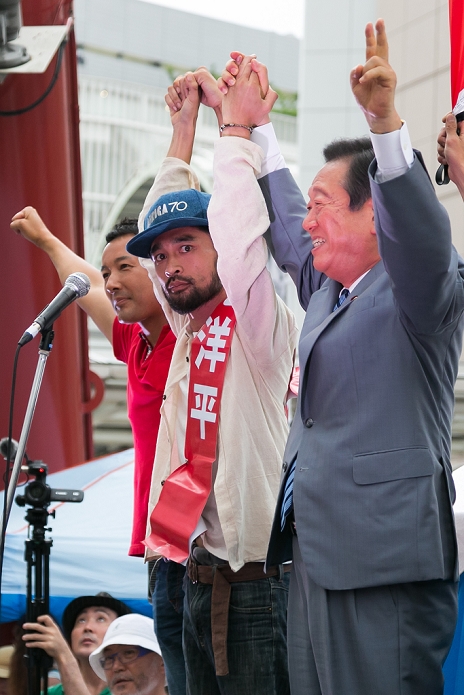 2016 Upper House Election: Life Party Street speeches in Tokyo Japanese politician Taro Yamamoto, Yohei Miyake musician and independent candidate and Ichiro Ozawa, president of People s Life Party, raise joined hands during a campaign event for July s House of Councillors elections in Tachikawa on July 4, 2016, Tokyo, Japan. Yamamoto and Ozawa came to support Miyake s election campaign as an independent candidate for the House of Councillors elections.  Photo by Rodrigo Reyes Marin AFLO 