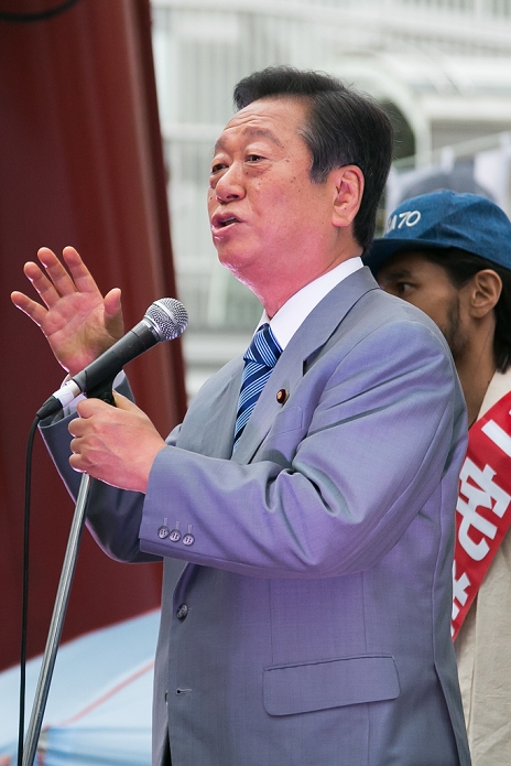 2016 Upper House Election: Life Party Street speeches in Tokyo Ichiro Ozawa, president of People s Life Party speaks during a campaign event of the independent candidate Yohei Miyake in Tachikawa on July 4, 2016, Tokyo, Japan. Japanese politician and former actor Taro Yamamoto and Ozawa came to support Miyake s election campaign as an independent candidate for the House of Councillors elections.  Photo by Rodrigo Reyes Marin AFLO 