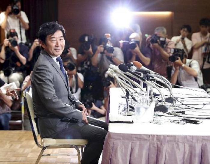 Tokyo Gubernatorial Election 2016. Junichi Ishida decides not to run Actor Junichi Ishida attends a press conference announcing his decision not to run for governor of Tokyo at 6:05 p.m. on November 11 in Minato Ward, Tokyo.
