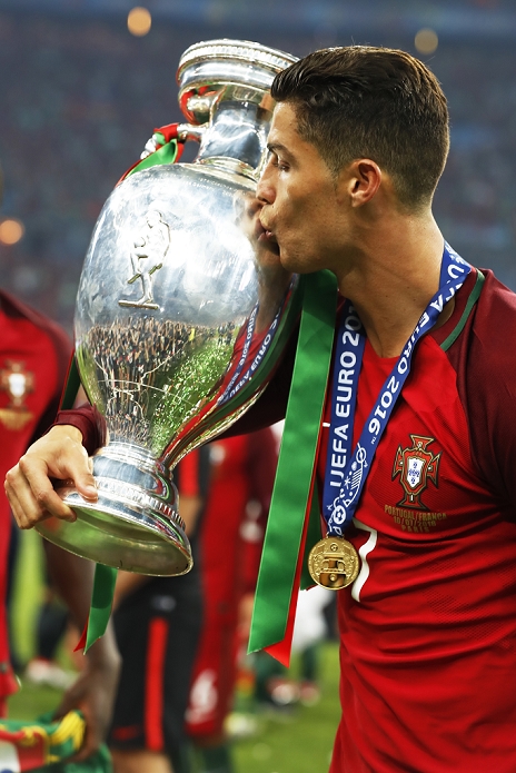 Euro 2016. Portugal wins first place Cristiano Ronaldo  POR , JULY 10, 2016   Football   Soccer : Ronaldo kiss for the trophy after winning UEFA EURO 2016 final match between Portugal 1 0 France at the Stade de France in Saint Denis, France.  Photo by Mutsu Kawamori AFLO   3604 