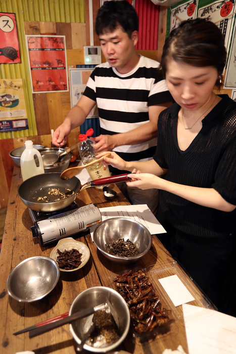 Familiar Insects Taste Surprisingly Good  Entomophagy Event in Tokyo July 18, 2016, Tokyo, Japan   Participants cook bee larvas at a workshop to eat insect food at a restaurant  Rice and Circus  in Tokyo on Monday, July 18, 2016. A dozen of people attended the party to eat insects as the UN FAO reported that eating insects help to fight world hunger.        Photo by Yoshio Tsunoda AFLO  LWX  ytd 