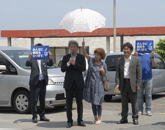 Tokyo Gubernatorial Election 2016 Torigoe Visits Izu Oshima Island Shuntaro Torigoe gives a speech at Okada Port in Oshima Town. Residents worried about the strong sunlight put up parasols  Photo location Oshima Town, Okada