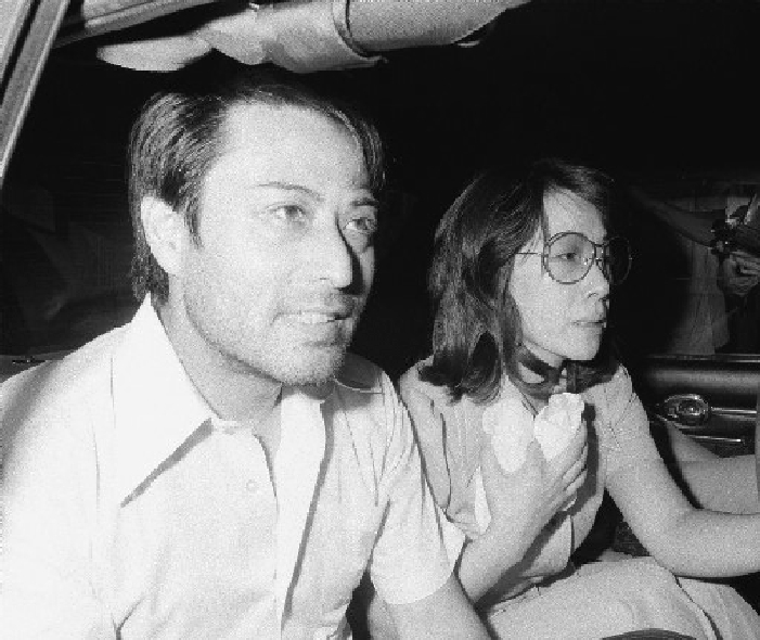     Yukiji Asaoka, Aug 16, 1974 : Actor Masahiko Tsugawa and his wife, Yukiji Asaoka, are lured by their beloved child. The couple heads to Sanno Hospital with the news of Mayuko s rescue.