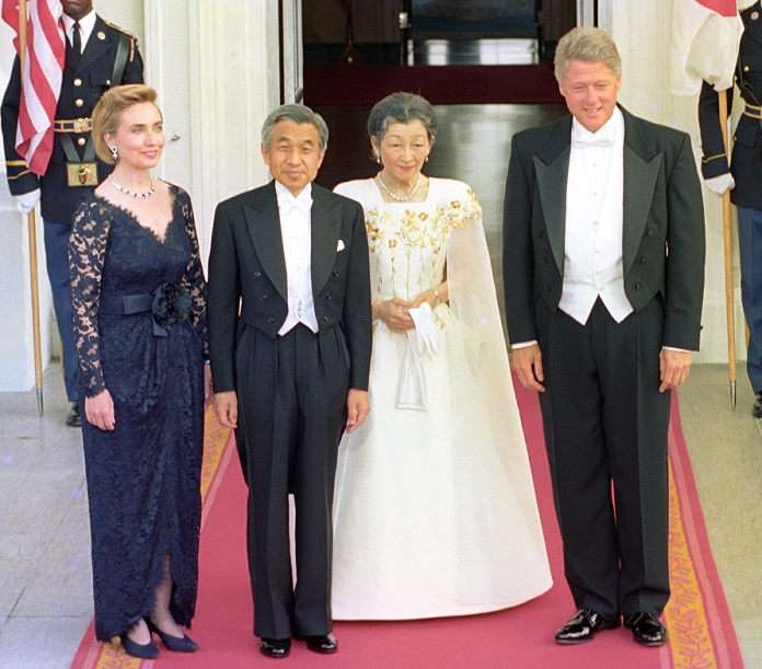 Emperor Akihito s visit to the U.S.  June 13, 1994  President and Mrs. Clinton stand on the red carpet with Emperor Akihito and Empress Michiko of Japan after the imperial couple s arrival at the White House north portico for the Clinton s first state dinner Monday evening, June 13, 1994. the first family was hosting its first white tie dinner in the Rose Garden.  Photo by Osamu Honda  UVB