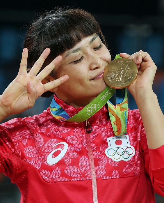 2016 Rio Olympics Wrestling Women s 58kg Wrestling Awards Ceremony Icho Wins 4th Consecutive Title Kaori Icho  JPN , AUGUST 17, 2016   Wrestling : Kaori Icho, who won gold in the women s 58 kilogram freestyle weight class to become the first woman in history to win four consecutive Olympic titles, gently kisses her medal while making a  4  with her fingers, August 17, 2016 photo date . 20160817 Photo Location Carioca Arena, Brazil