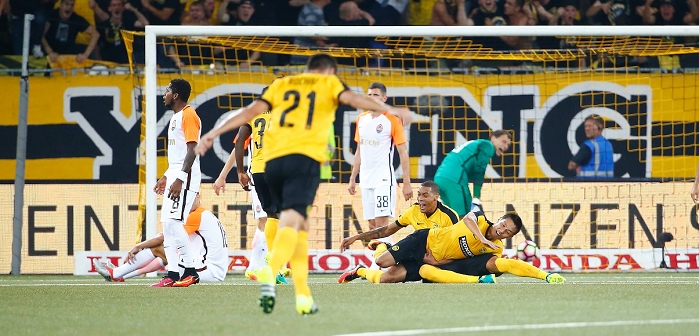 UEFA Champions League Third Qualifying Round, Round 2  C R  Guillaume Hoarau, Yuya Kubo  Young Boys , AUGUST 3, 2016   Football   Soccer : Yuya Kubo of Young Boys celebrates with his teammate Guillaume Hoarau after scoring their second goal during the UEFA Champions League Third Qualifying Round 2nd leg match between BSC Young Boys 2 4 2 0 FC Shakhtar Donetsk at Stade de Suisse in Bern, Switzerland. Young Boys won 4 2 on penalties after tying 2 2 on aggregate.