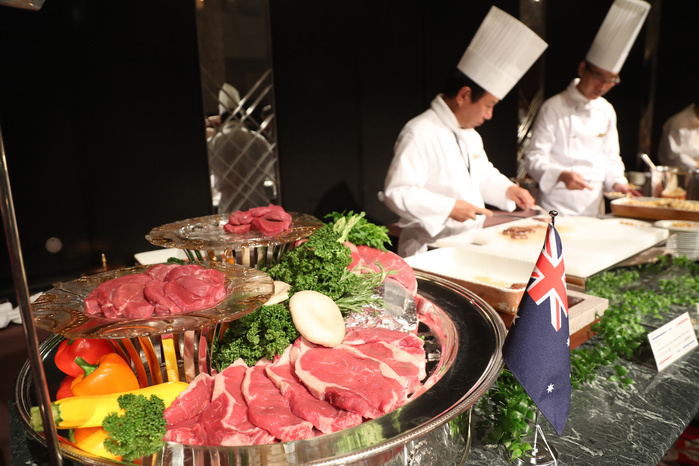 Gourmet foods from Australia  Food Fair in Tokyo September 1, 2016, Tokyo, Japan   Hotel chef caves beefsteak while slices of Australian beef are displayed for the Australian food and wine fair  in Tokyo on Thursday, September 1, 2016. Prince Hotel group will have a two month food fair of Australian cuisine at their hotels.     Photo by Yoshio Tsunoda AFLO  LWX  ytd 