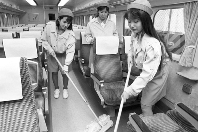 Comet Club,  a cleaning unit that appeared with the opening of the JR Tohoku and Joetsu Shinkansen lines in Tokyo In an effort to clean up the image of train cleaning, the  Comet Club,  a cleaning squad made up entirely of young women around 20 years old, was assembled on the occasion of the opening of the JR Tohoku and Joetsu Shinkansen lines in Tokyo. Culottes on the Tohoku Shinkansen platform at JR Tokyo Station, April 20, 1991. The photo was taken on April 20, 1991 and published in the evening edition of May 8 of the same year.