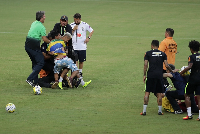Brazil national team practice Rampaging man tackles Neymar Neymar  BRA , SEPTEMBER 3, 2016   Football   Soccer : Neymar of Brazil is tackled by a pitch invader during the training session at Arena Amazonia in Manaus, Brazil.  Photo by AFLO 